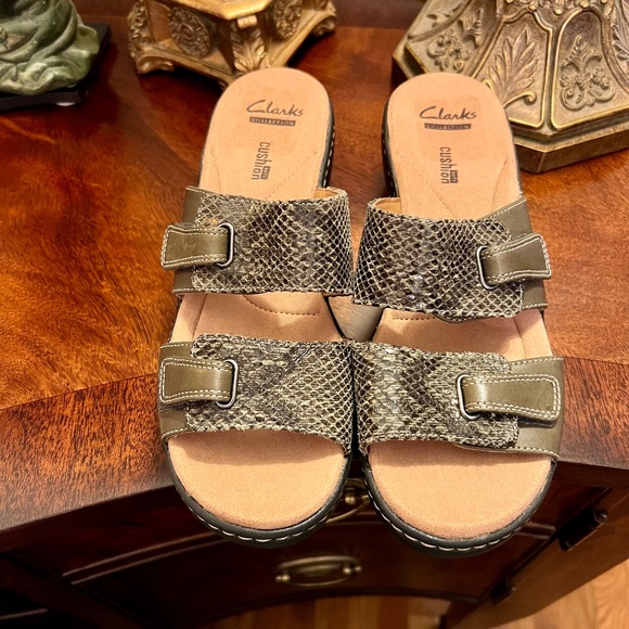 NWOB Women's Clarks Soft Cushion Delana Fenela Olive Green Slide Wedge Sandals 9 - Picture 2 of 4